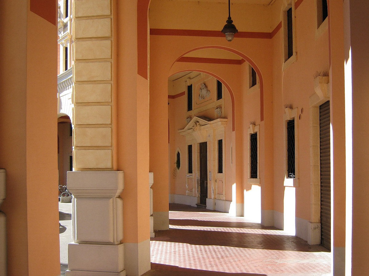 Palazzo Esedra: il portico