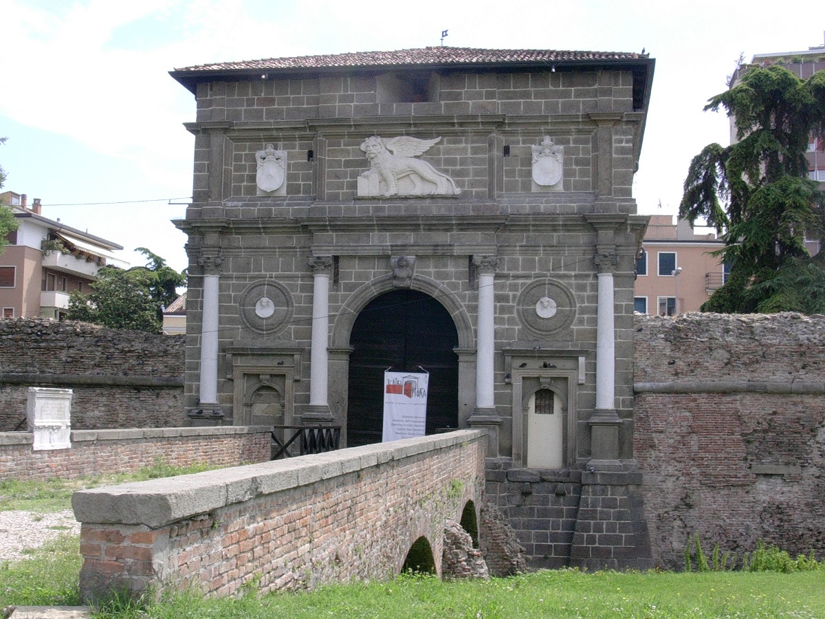 Porta Savonarola dall'esterno