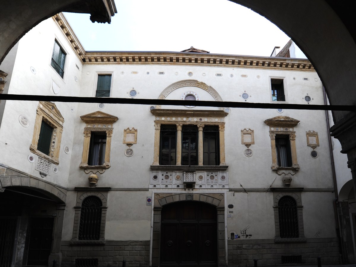 Casa degli Specchi: la facciata