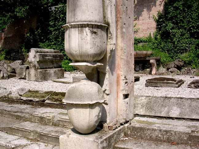 Giardino Treves: resti delle colonne della serra.