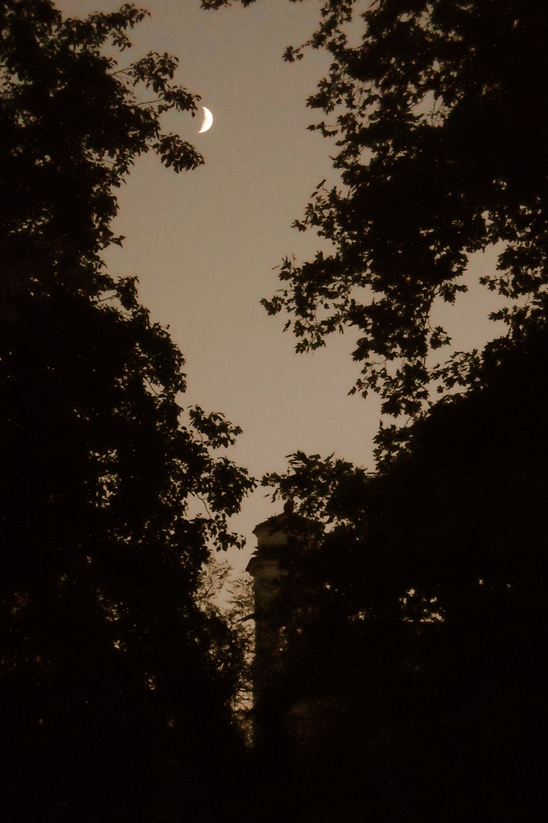 Luna e campanile