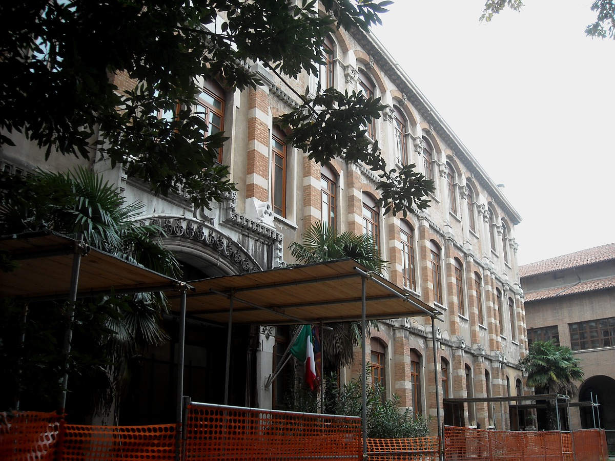 Scuole Carraresi: ingresso est