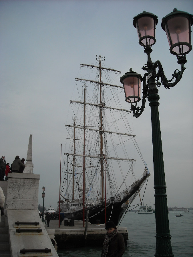 un veliero e un lampione,