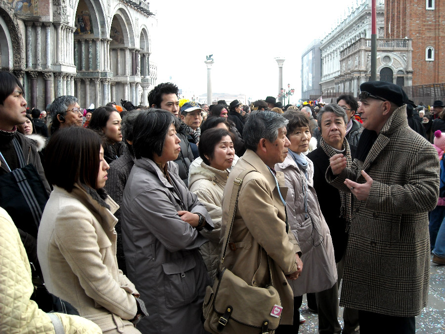 un gruppo di turisti orientali,