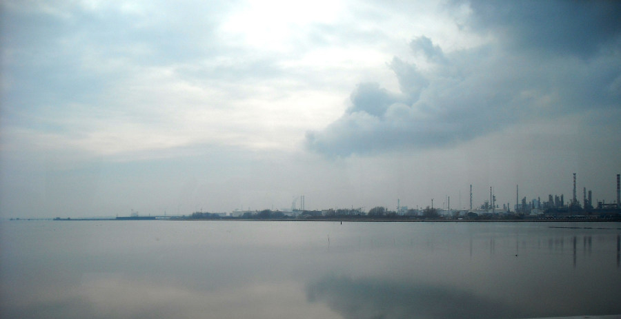 una vista di porto Marghera.