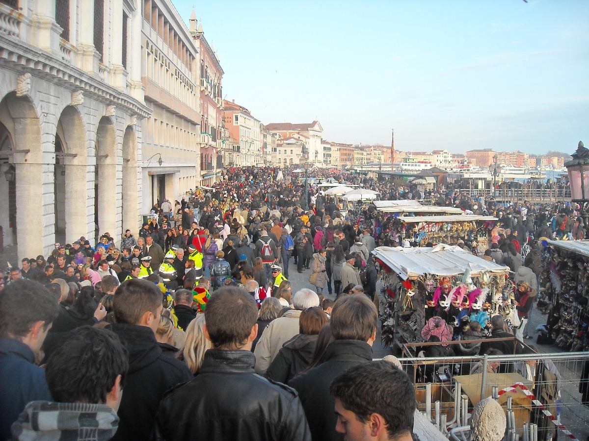 nella folla, tra la gente,