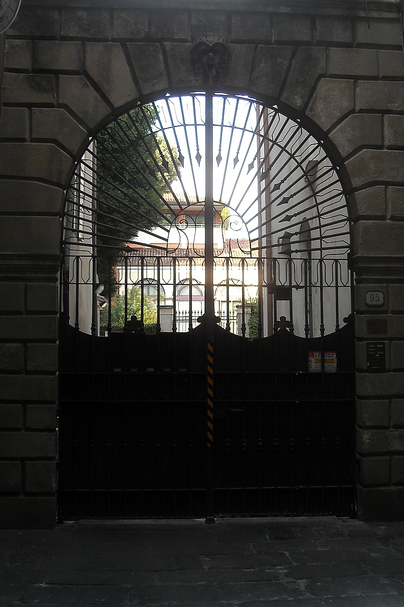 Oltre il cancello Oltre il cancello