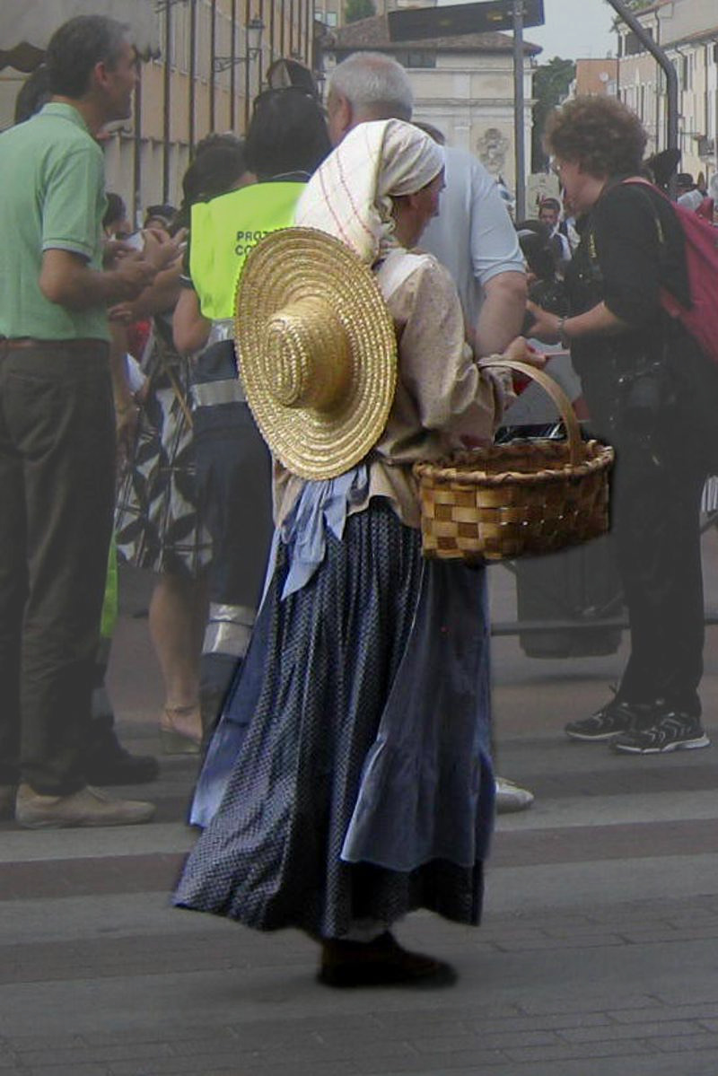Contadina dell'est Contadina dell'est